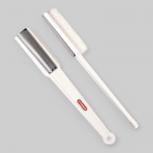 Двухсторонняя терка для ног с ручкой, металлическая мягкая\белая минеральная пемза, длина 17,5см.