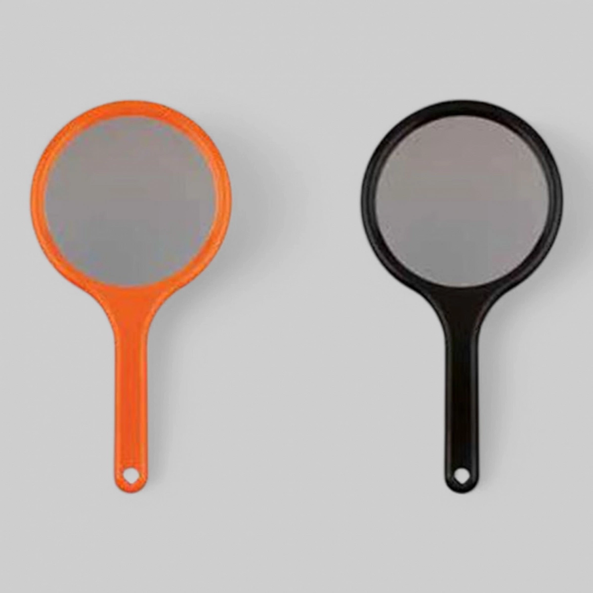 Зеркало двухстороннее, простое и с 2-кратным увеличением, круглое с ручкой, размер 28,5x14,5cм.