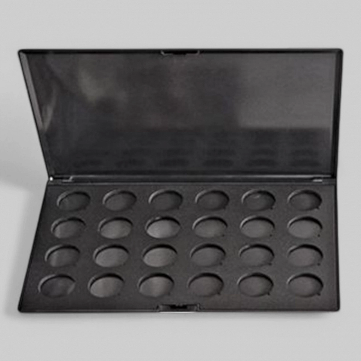 Футляр для теней и помады диаметром 26мм, на 24 цвета.