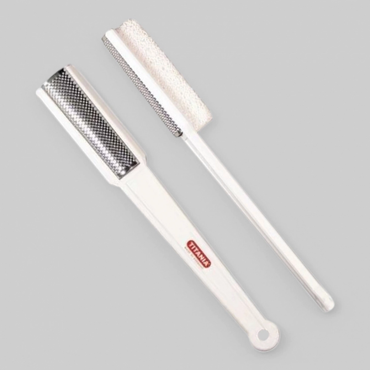 Двухсторонняя терка для ног с ручкой, металлическая мягкая\белая минеральная пемза, длина 17,5см.